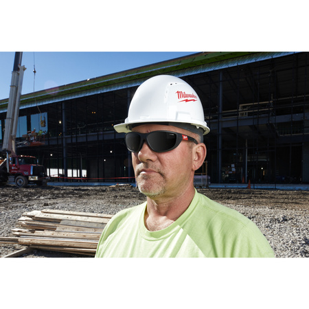 Milwaukee okulary ochronne przyciemniane